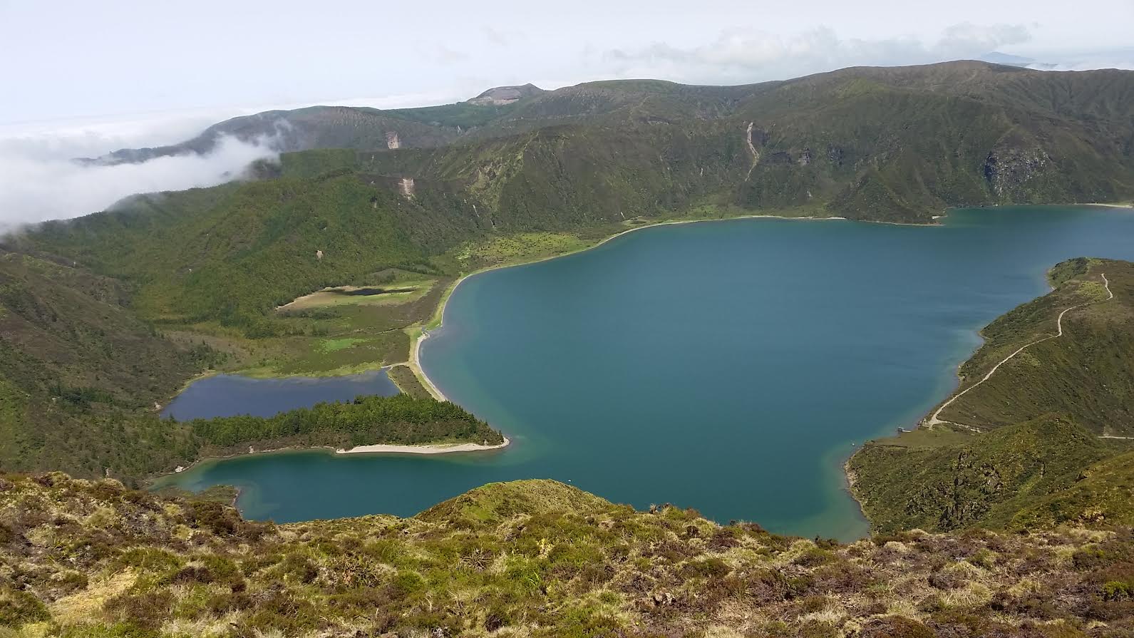 Lago del Fuego visto en la cima de Pico da Barrosa