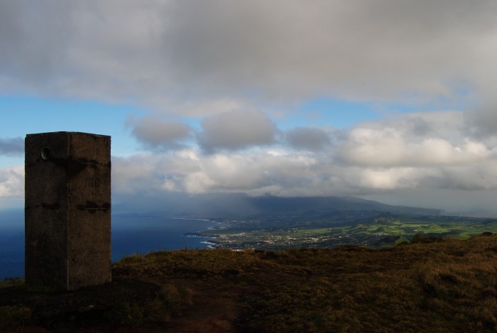 Pico da Cruz visto desde la isla de São Miguel