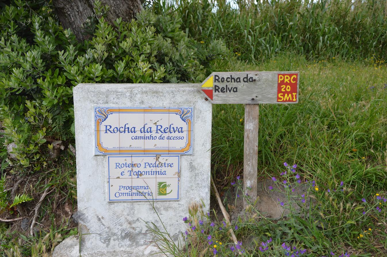 Begging of Rocha da Relva trail