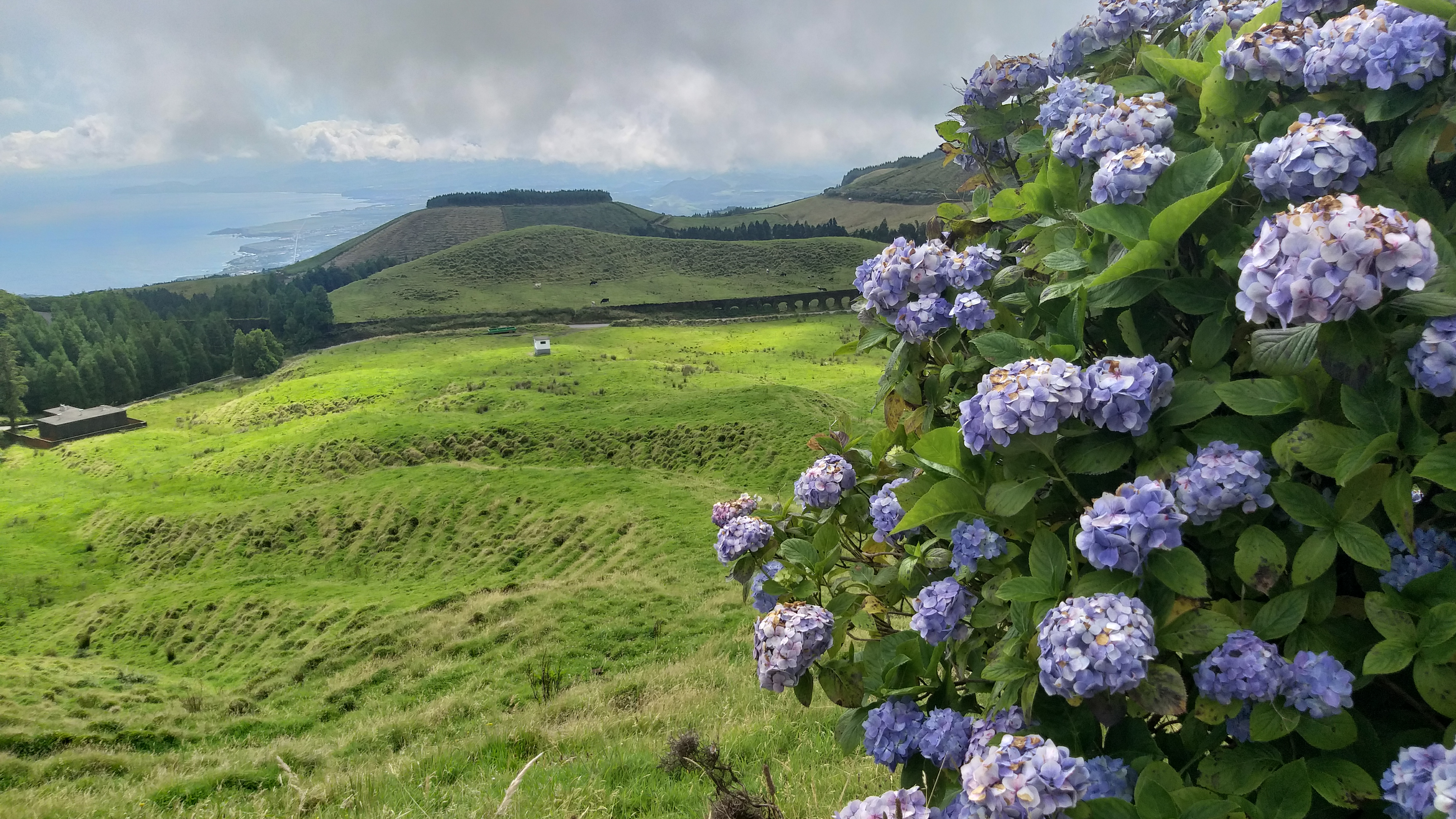 Vista de la isla de São Miguel y el acueducto de agua