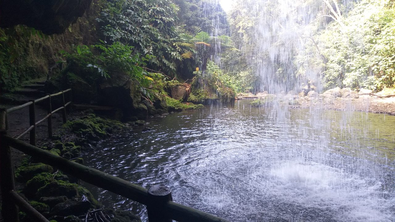 Por trás da Cascata da Gruta