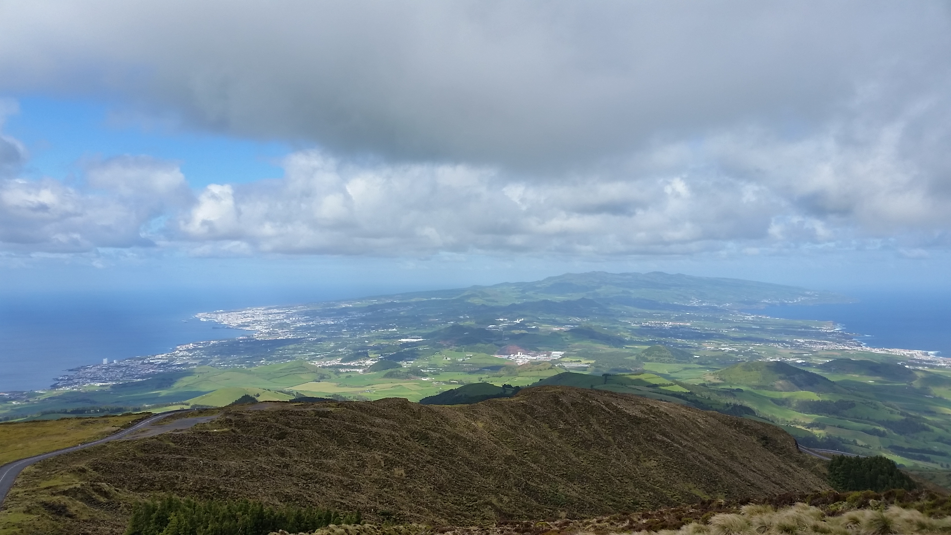Vista do Pico da Barrosa da ilha de São Miguel 
