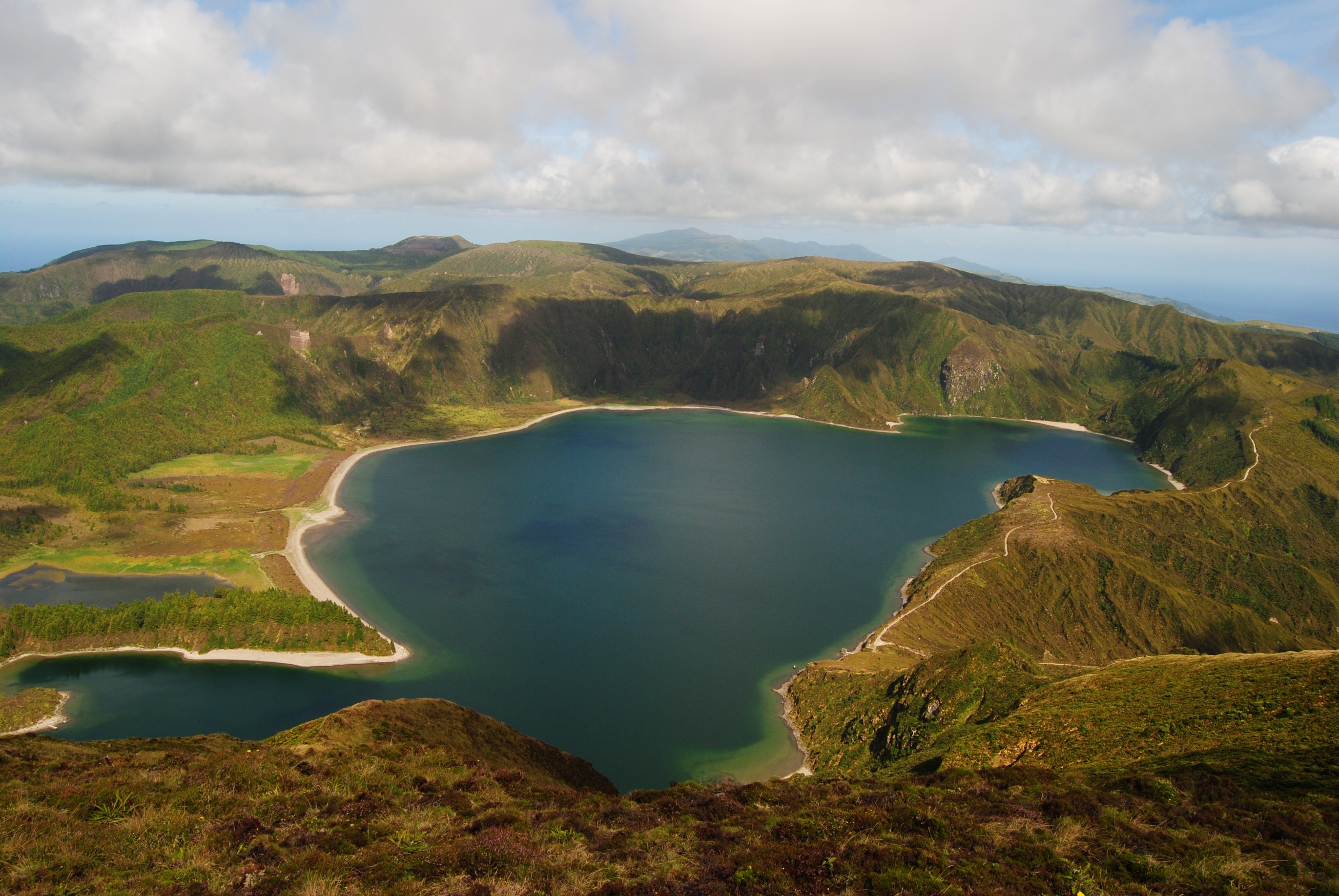 Lago del Fuego visto en la cima de Pico da Barrosa